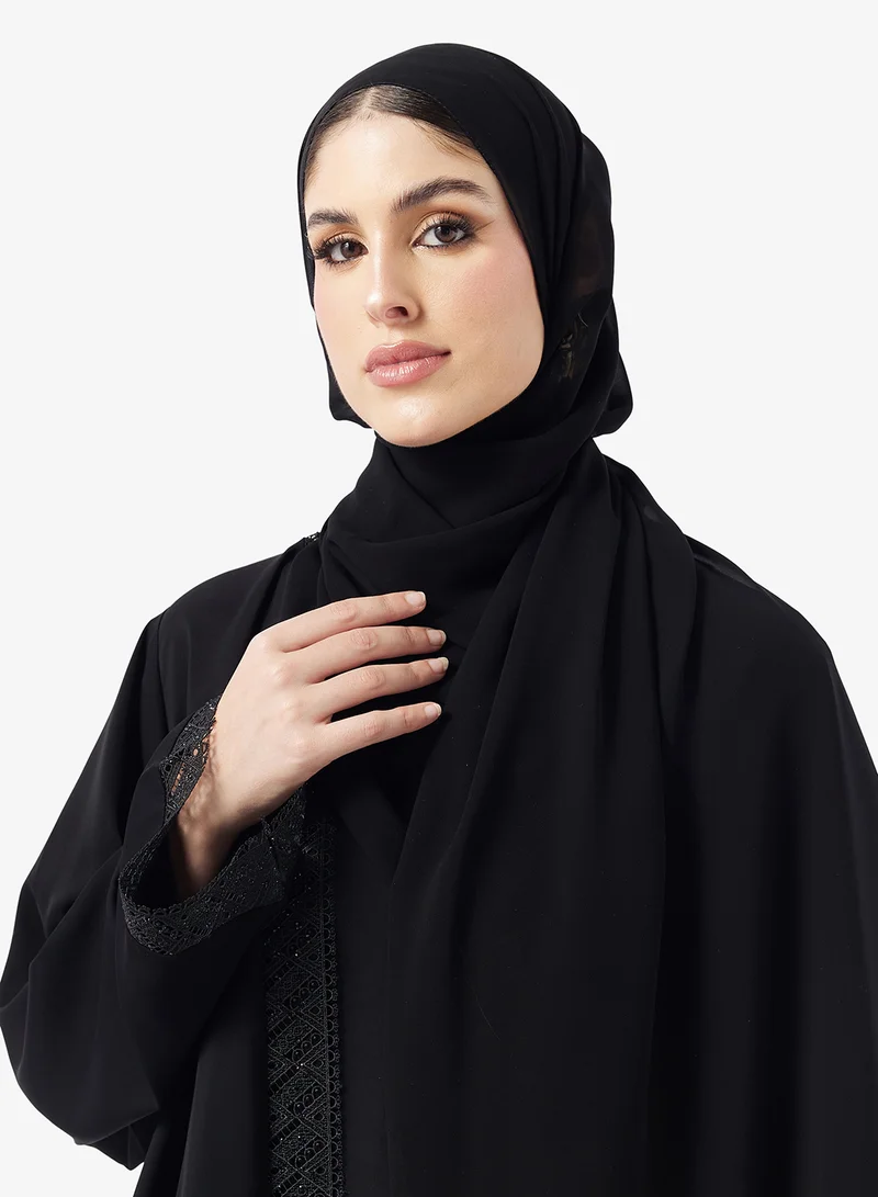 هيا كلوزيت عباية مفتوحة بتفاصيل دانتيل زهري